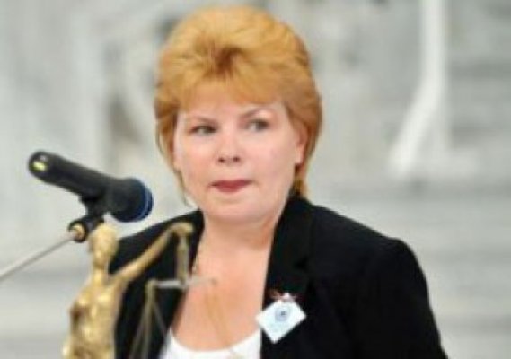 Numirea Monei Pivniceru la Justiţie a fost amână